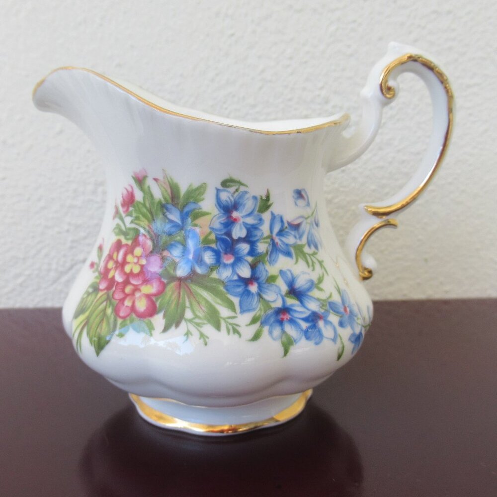 VTG PARAGON *By Appointment to Her Majesty* CREAMER BONE CHINA ENGLAND ~ Mint!